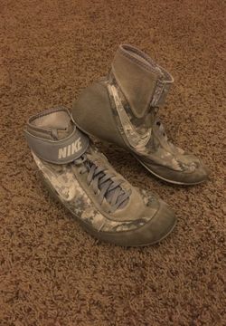 Wrestling shoes