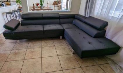 New 105x77 sectional couch / free delivery
