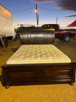 Beautiful queen size bed frame no mattress