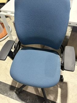 Steelcase Leap V2 Task Chair – Blue – $500 📦 Florida