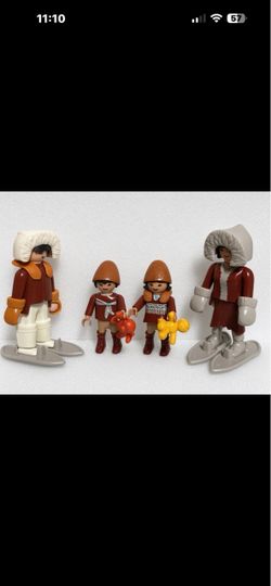 Playmobil 6559 Inuit Eskimo Arctic Family – Mom, Dad, 2 Kids, adding 3 penguins