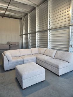 Thomasville Tisdale Modular Sectional 6-piece Taupe with Storage Ottoman

Modern Style with a Clean Look
Configurable Modular Design
Zipper Attached B