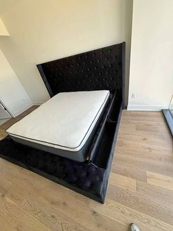 BRAND NEW MODERN BLACK TUFTED STORAGE BED