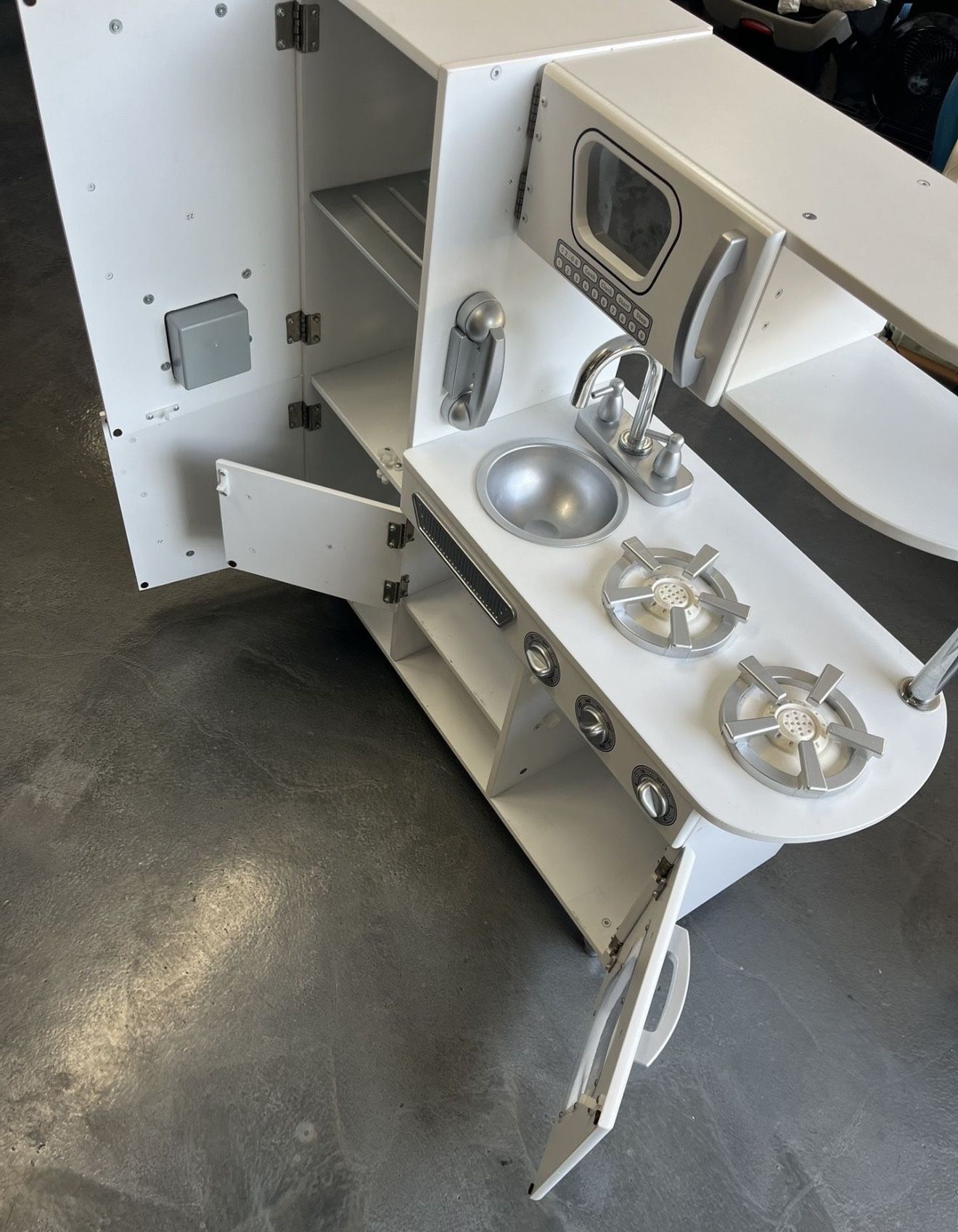 Kidscraft Play Kitchen With Accessories 