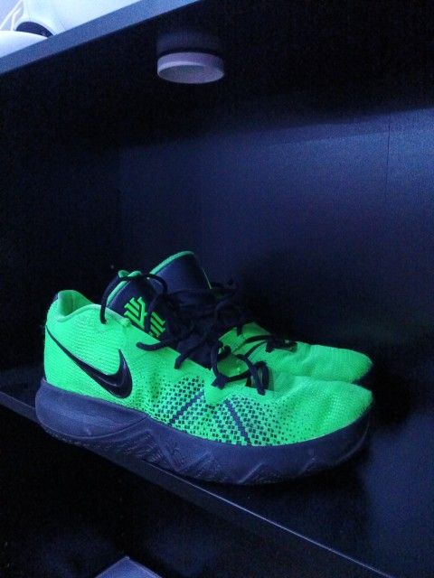Nike Kyrie Flytraps Size 12 Mens