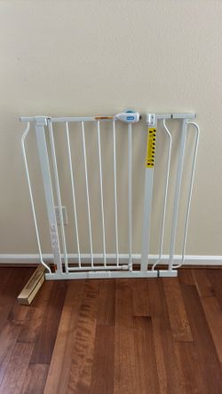 Regalo Baby Gate – White Metal Walk-Through Gate