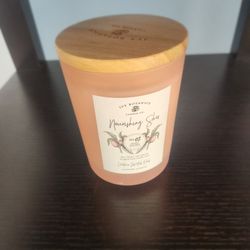 NEW Ivy Botanics Nourishing Shea Candle 🕯️ – Never Used