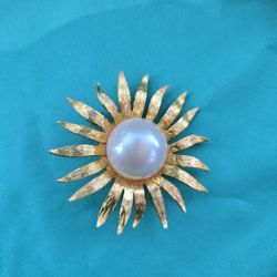 Gold tone sunburst brooch with iridescent pearl center jewellery #pearlbrooch