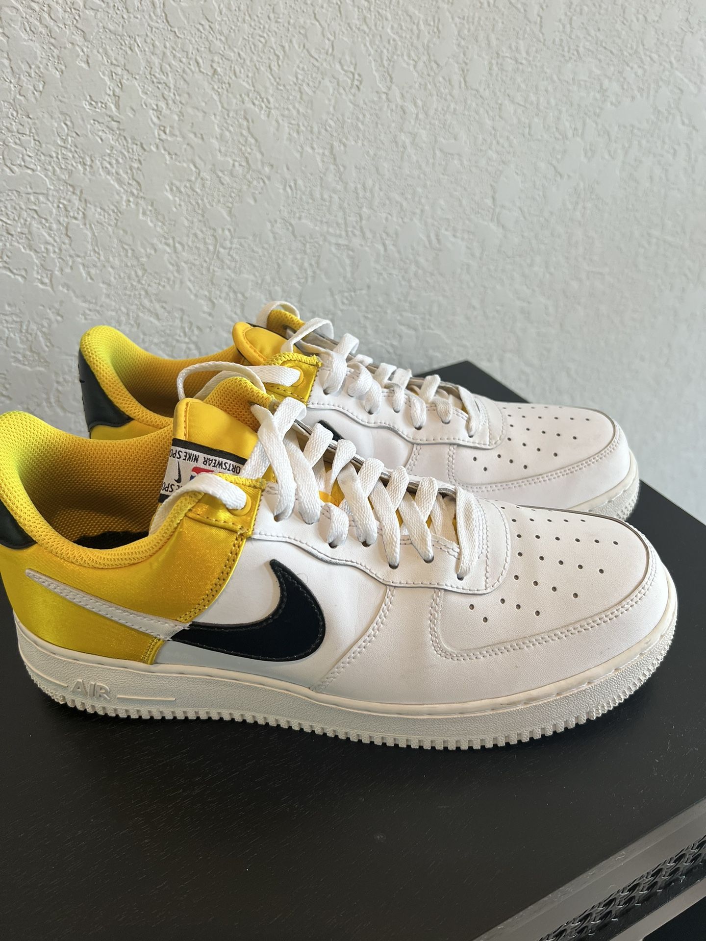 NIKE AIR FORCE 1 07 LV8 NBA SATIN WHITE AMARILLO YELLOW Men s shoes