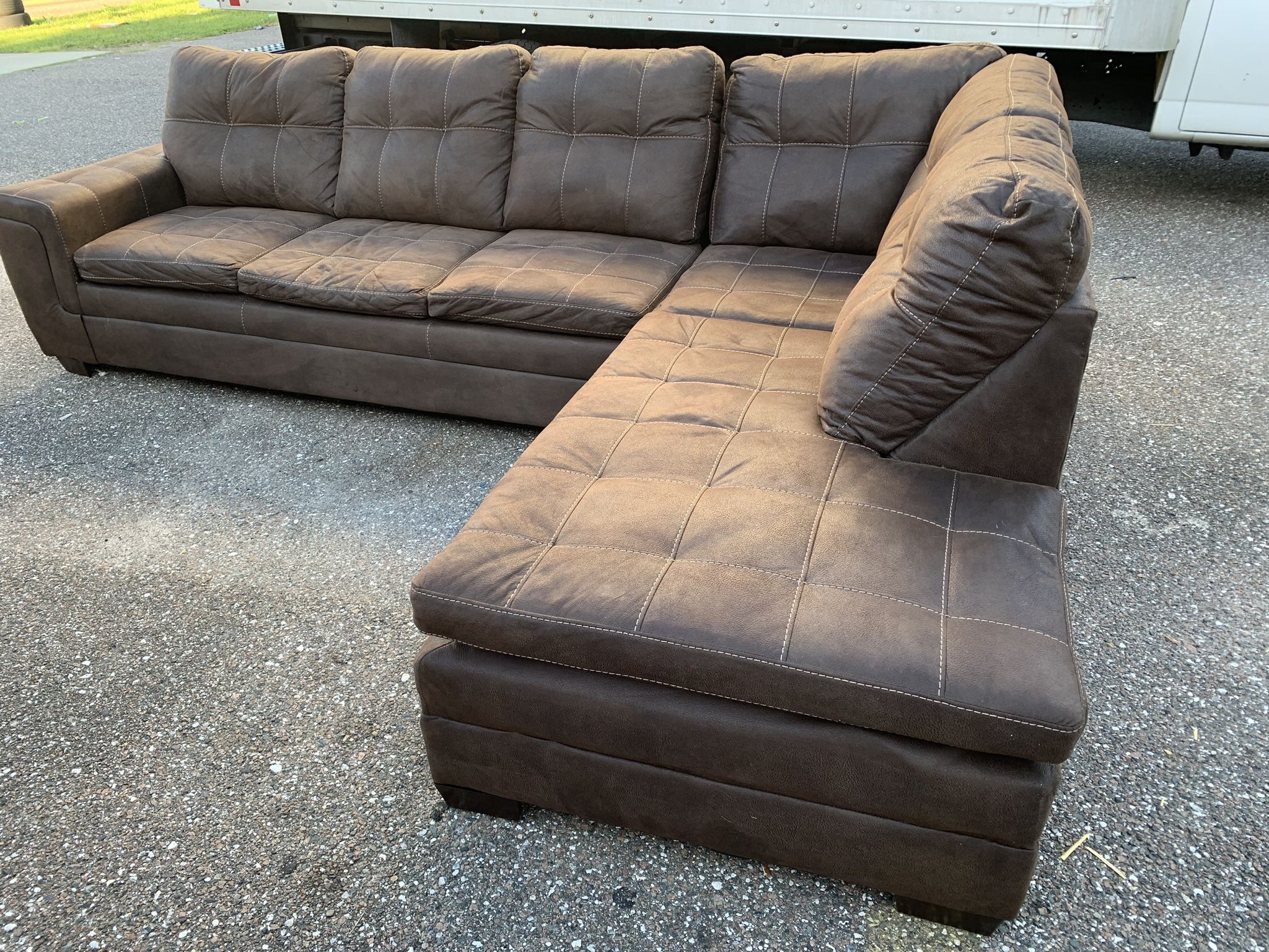 GOOD SECTIONAL GOOD CONDITION FREE DELIVERY for Sale in