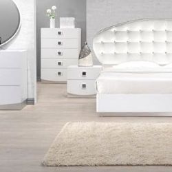 Queen Size Platform Bedroom Set 