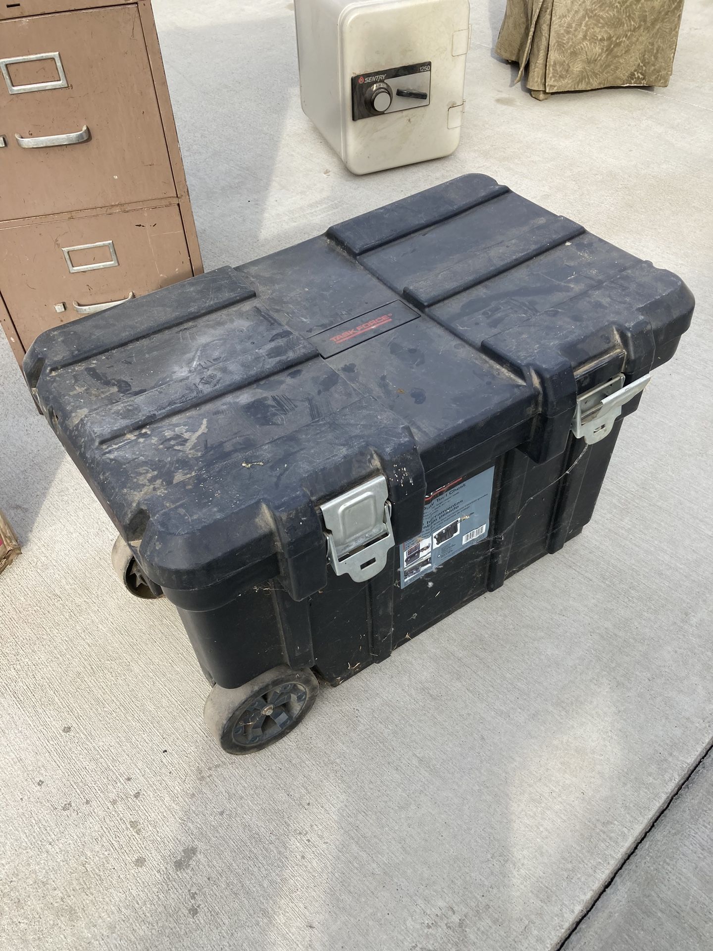 Awesome, heavy duty rolling toolbox full of tools sold as is no questions asked