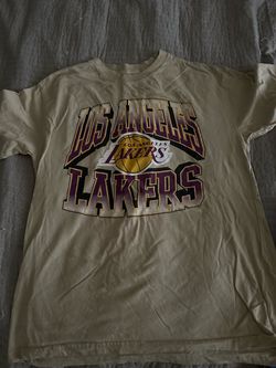Lakers shirt size medium men’s