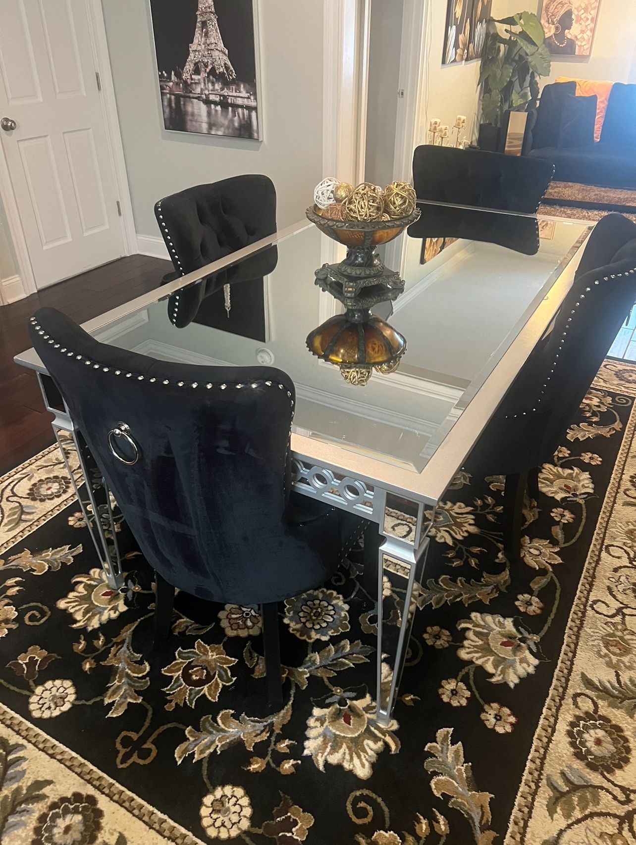 Beautiful table in excellent condition