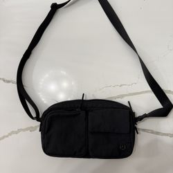 Multi-Pocket Crossbody Bag 2.5L (Lululemon)
