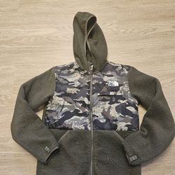 Great condition The North Face Boys' Camo Fleece Jacket - Size Large