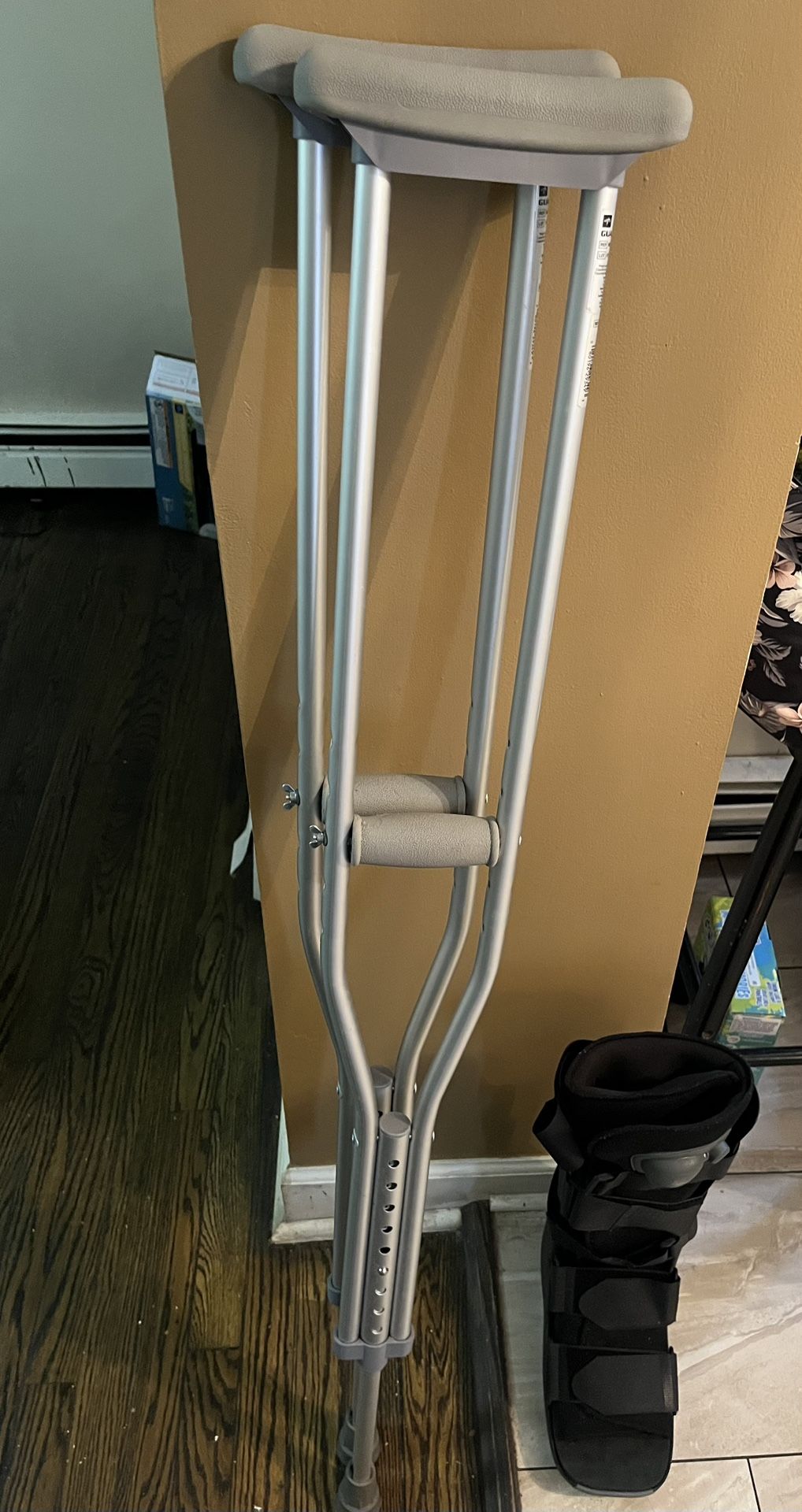  Crutches &boot