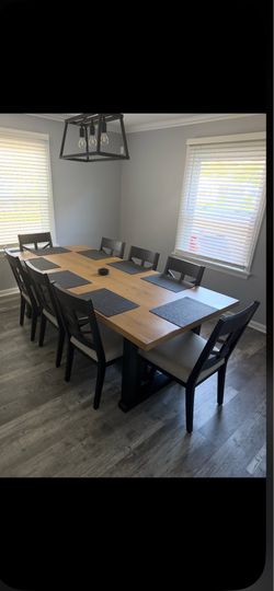 Pike & Main 9-Piece Dining Set – Seats 8 – Excellent Condition