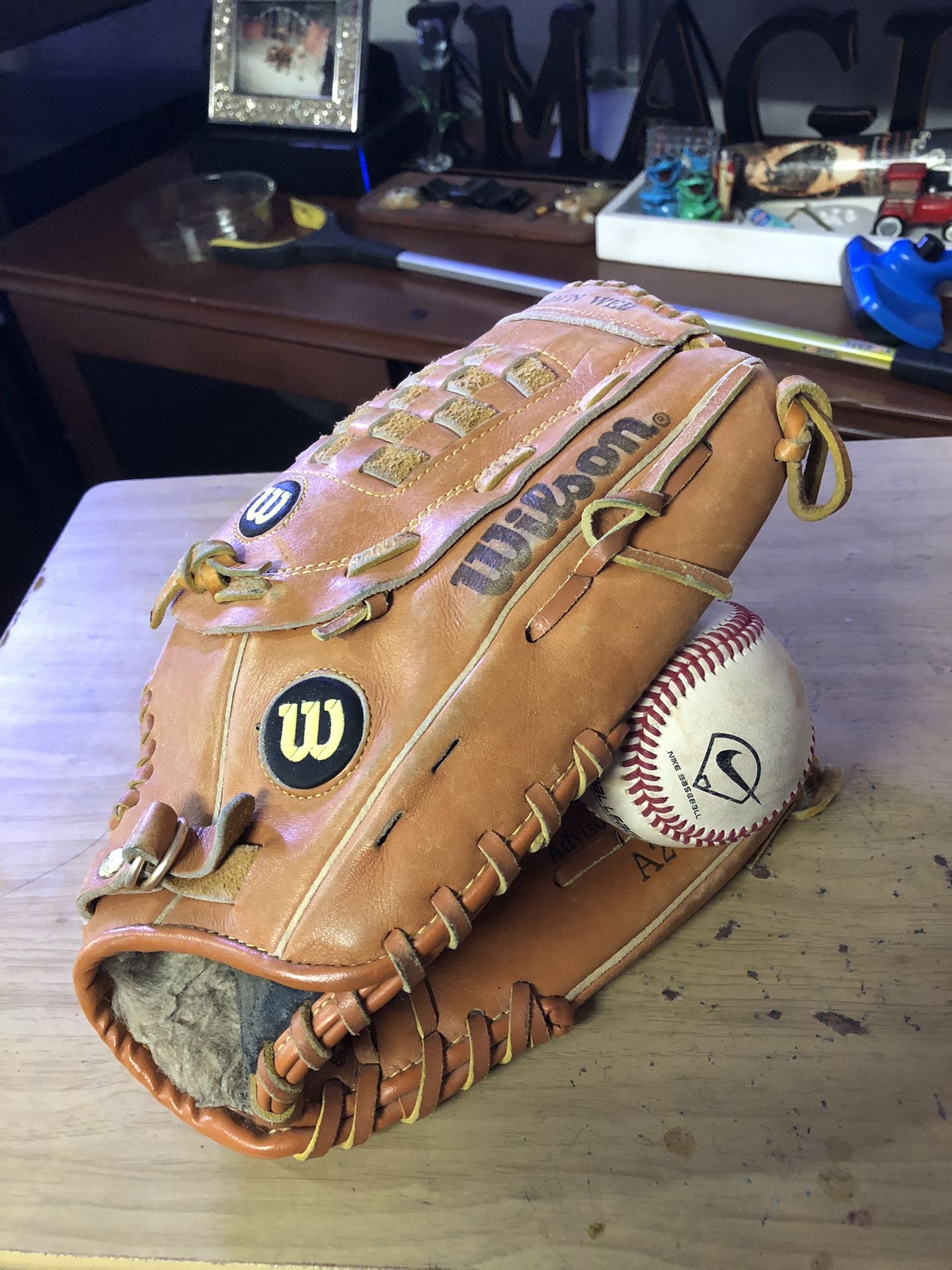 Left Handed Baseball Glove w/ Ball