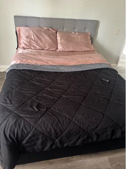 Queen Bed w/Headboard & Rails