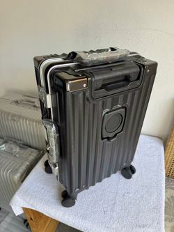 Little scratch carry on