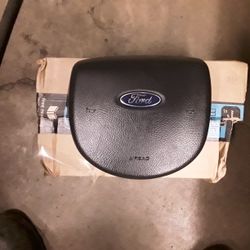 Auto Parts 2005 To 2011Ford Crown Victoria Horn Center Cap OEM. Like New Condition. 