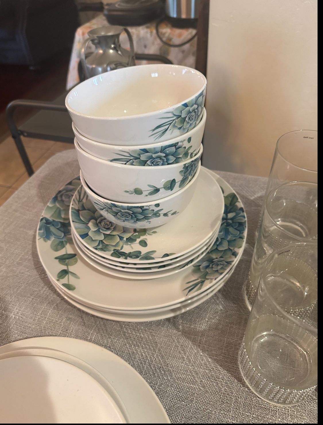 Dinnerware set