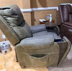 Golden Recliner lift chair,excellent condition 1 year old