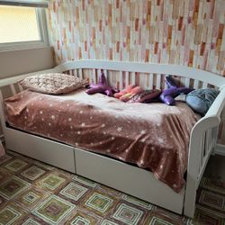 Solid Wood Trundle Twin Daybed with underbed storage drawers in great used condition