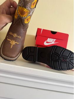 New girls boots 11 us