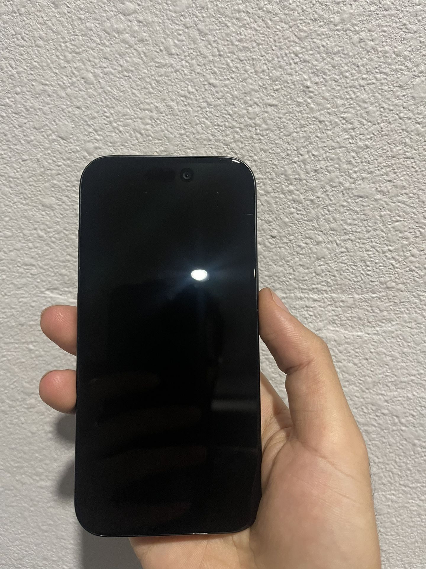 iPhone 15 128GB (Good Condition, UNLOCKED All Carriers, Minor Scratch On Bottom Edge - Almost Unnoticeable, See Last 2 Photos)