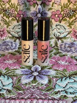 Authentic Saie makeup duo includes one Glowy Super Gel in Starglow and one Dew Blush in Chilly.