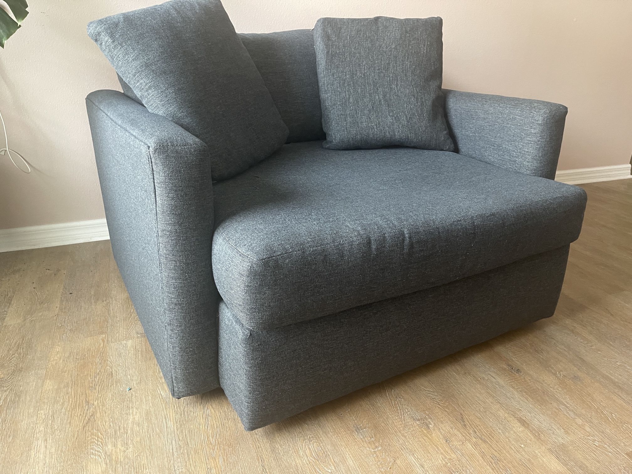 🛋️ Large and Comfortable Loveseat Chair – Like New!