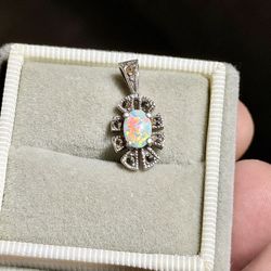 Gorgeous 😍 !! Vintage Opal Pendant Set In 925 Sterling Silver !