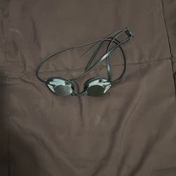 Swimming goggles