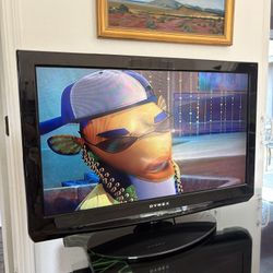 32in Television With Built In DVD Player 