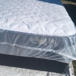 King Size Beauty Rest Mattress Set $350.00 Delivery Available 