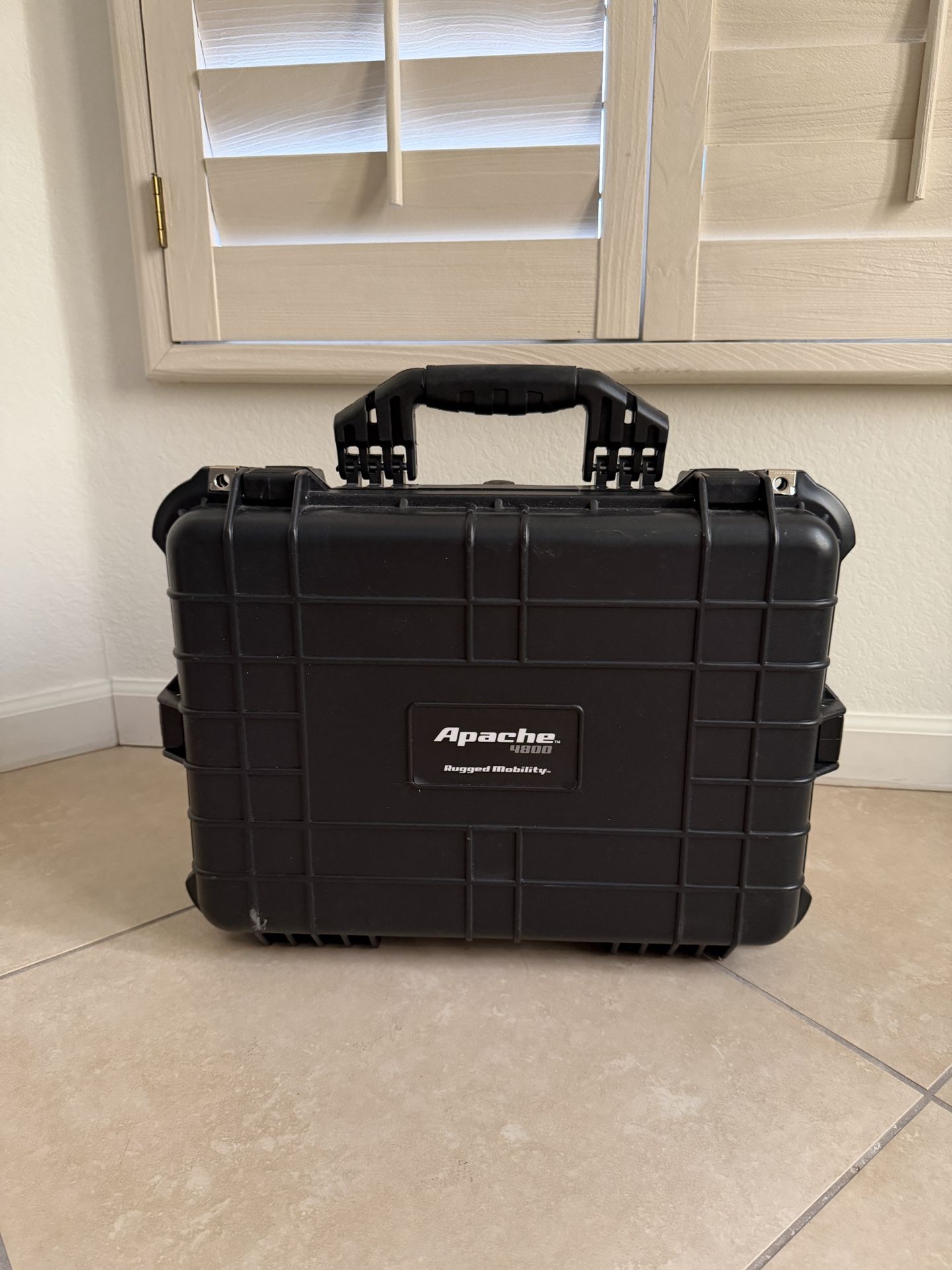 APACHE 4800 Weatherproof Protective Case