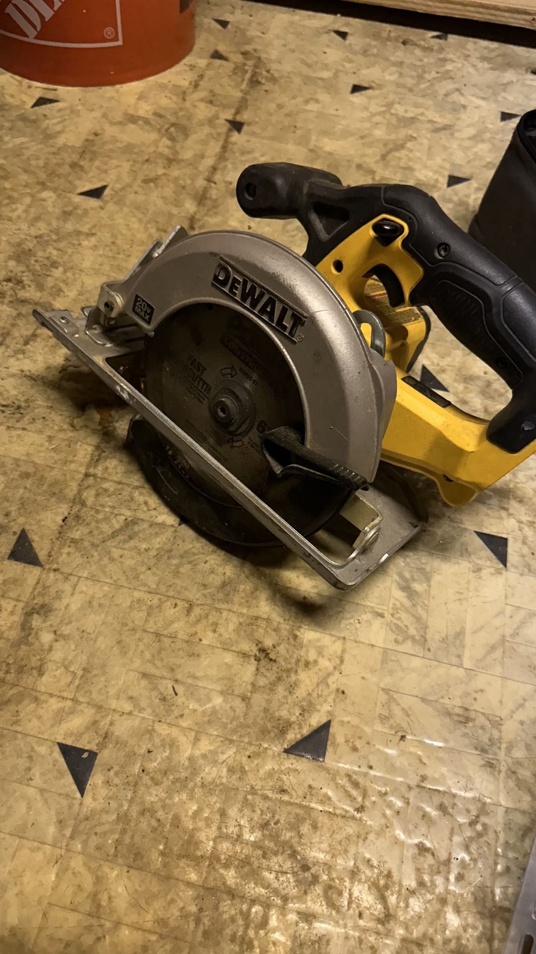 New Dewalt Circular Saw 20V MAX (T-296) Tool Only-Solo Herramienta