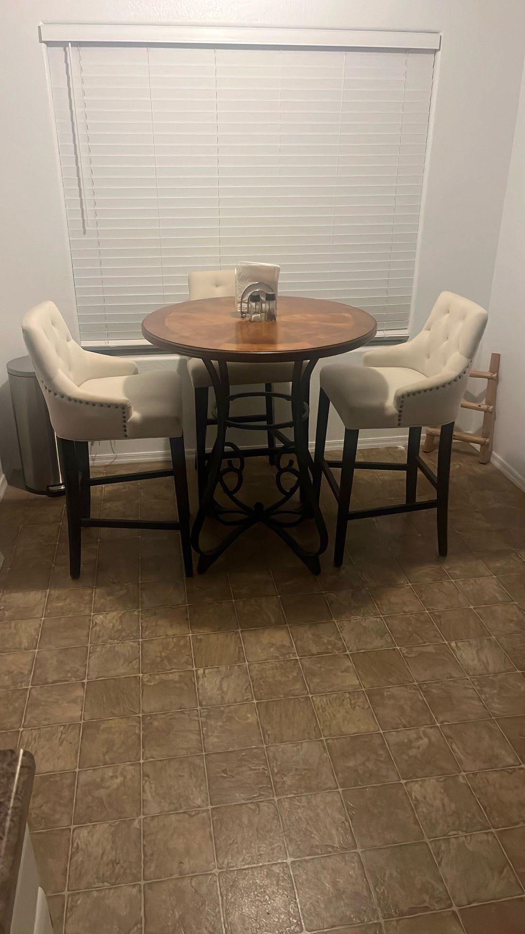 Dining Room Table. Used But Good Condition