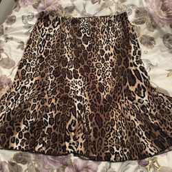 Elastic waist down to knee skirt. Size medium. Suzie in the city brand. Barely used. 92% polyester 8% spandex. Comes from a smoke free environment.