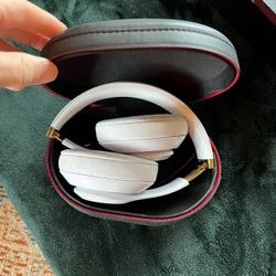 White And Gold Studio 3 Beats