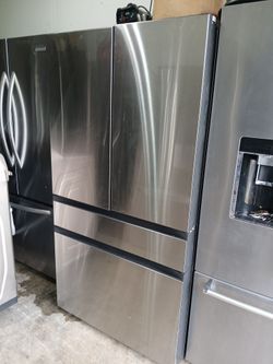 SAMSUNG STAINLESS STEEL 4 DOOR BESPOKE FLEX REFRIGERATOR/ small Dent