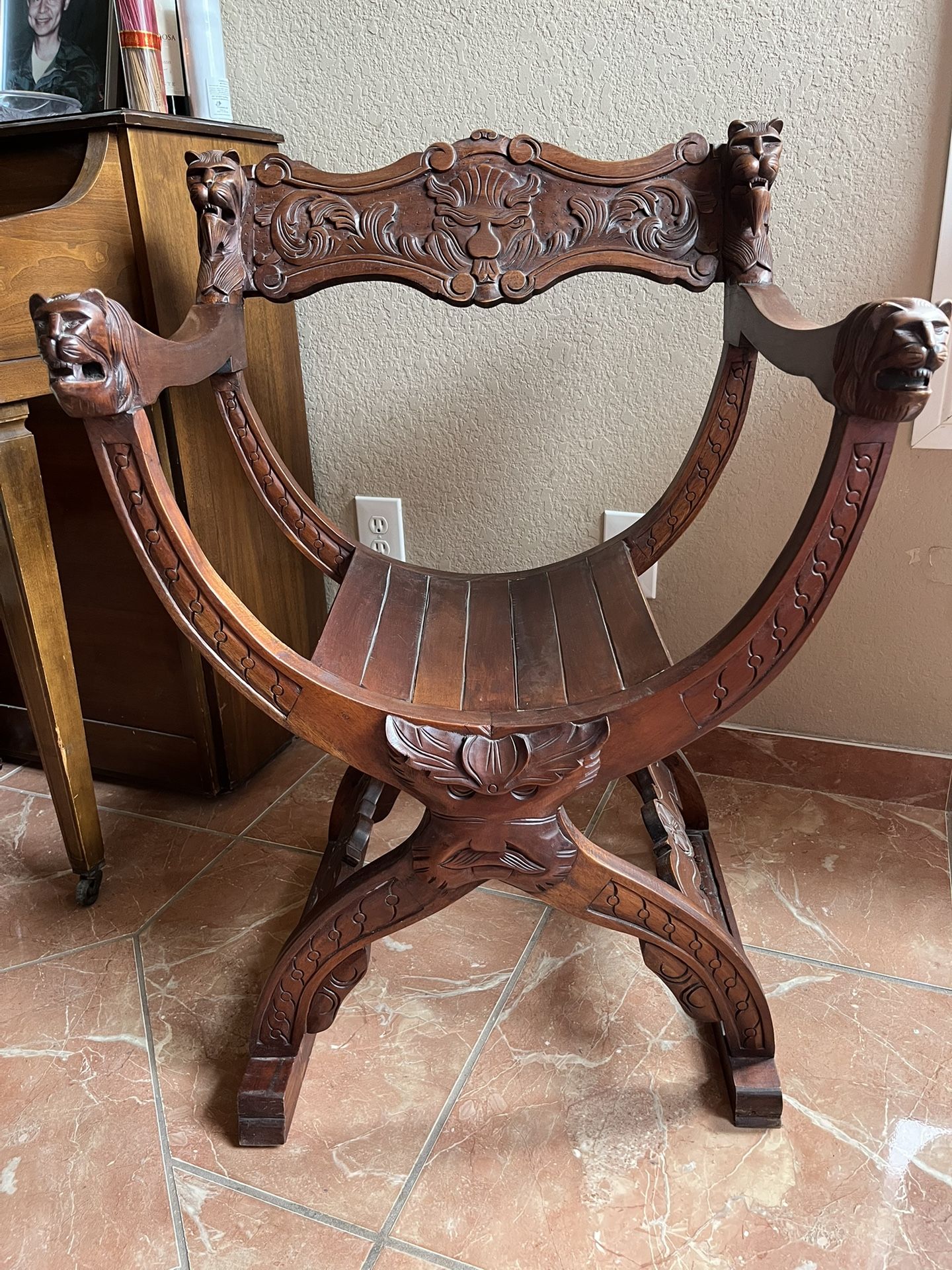 Beautiful condition Italian Savonarola chair antique solid wooden chair with lions.