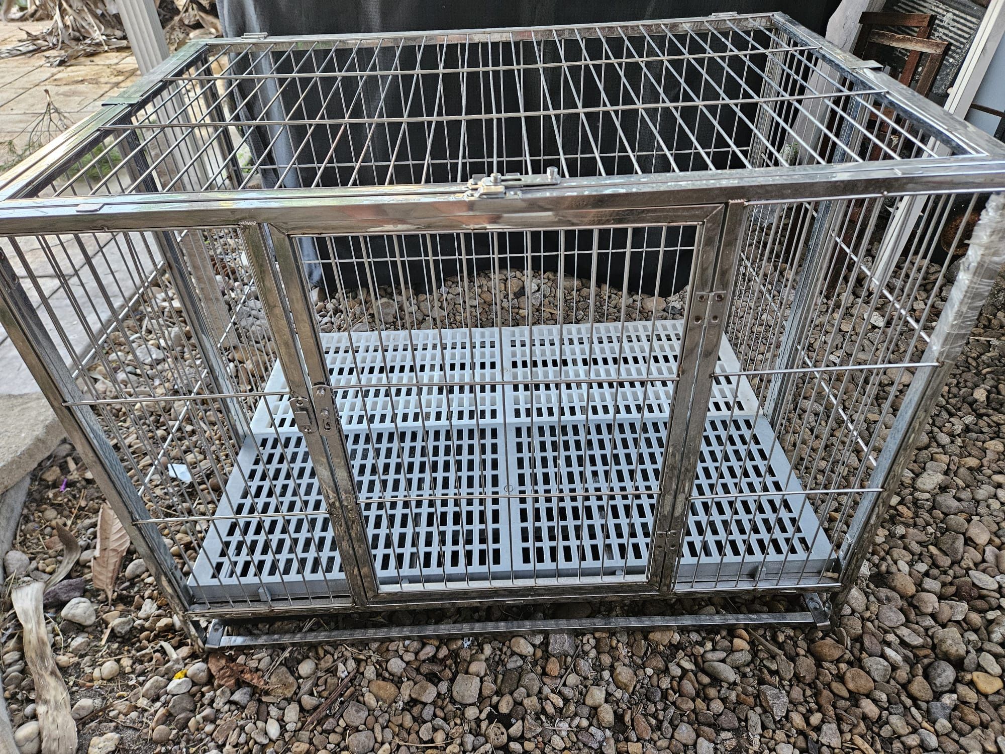Dog crate used 30$