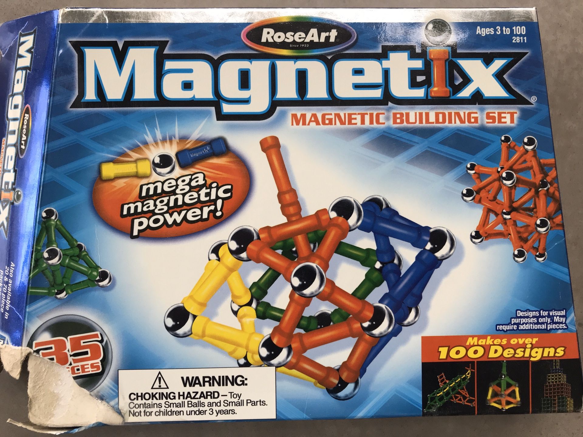 Magnetic building set with 35 pieces