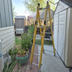 BAUER 7'′ Fiberglass Combination Ladder Type 1A 300 lb. Rated