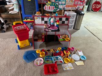 Melissa and Doug Wooden Deluxe Diner Restaurant