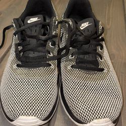 Women’s Nike Tanjun Racer shoes Size 9