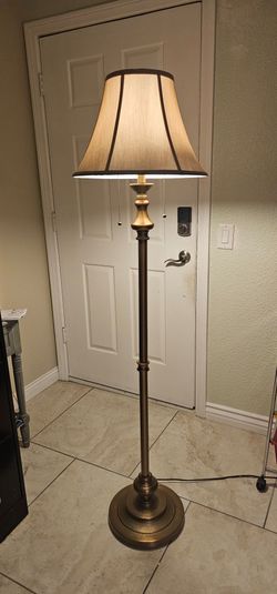1 Floor Lamp